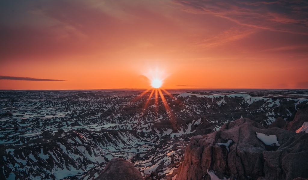 Яркий красный закат солнца над горами