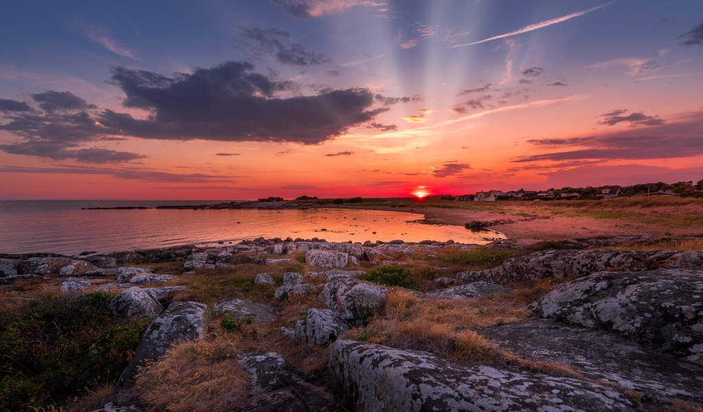 Лучи солнца на закате в небе над морем