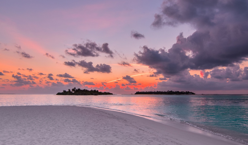 Закат на тихом побережье Исландии