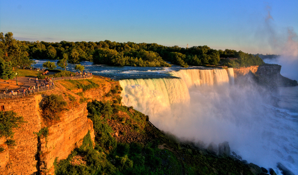 Красивый быстрый Ниагарский водопад в лучах солнца