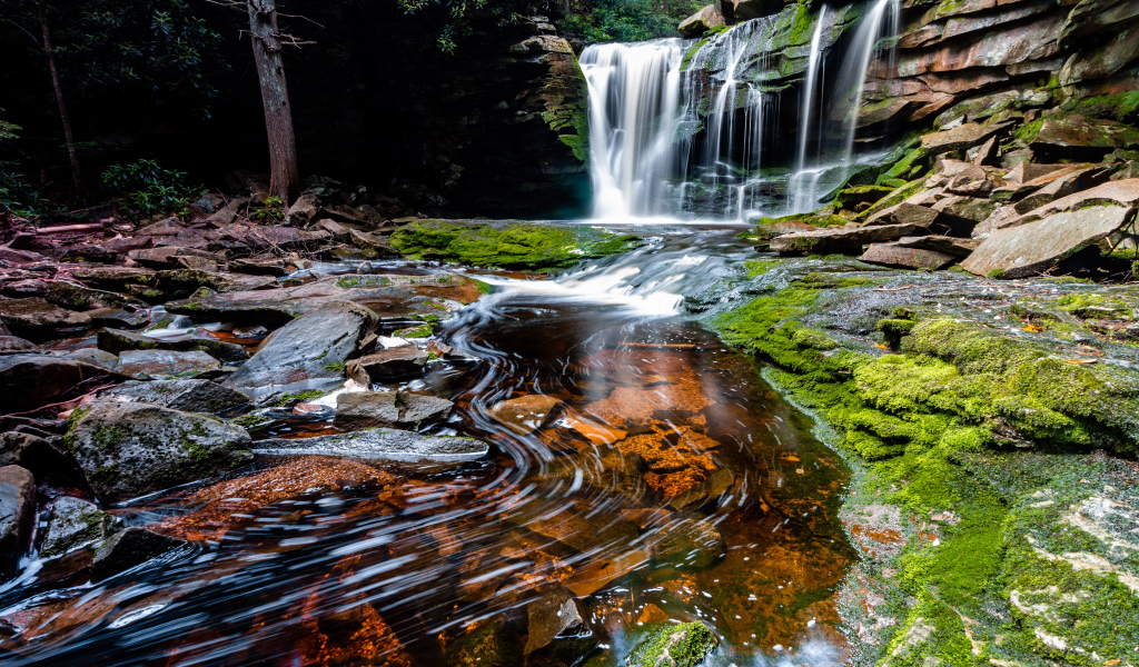 Быстрый водопад стекает по камням 