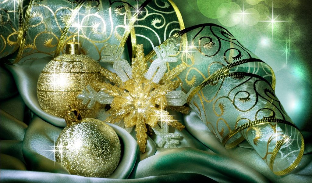 Красивые елочные шары, лента и звезда 