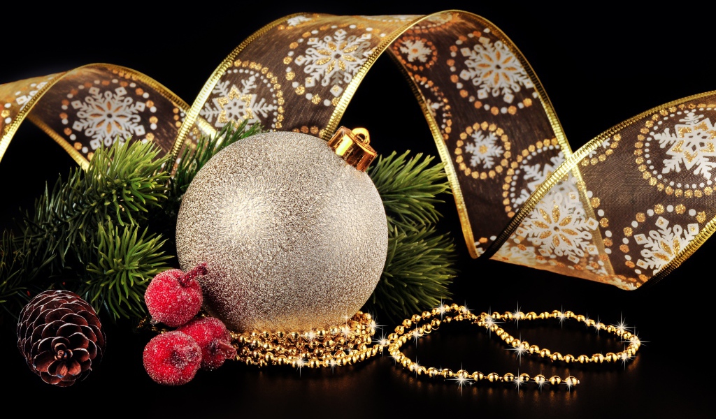 Красивые елочные украшения и лента на черном фоне на Новый год 2020 