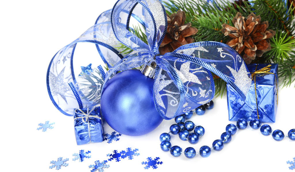 Красивый синий елочный шар с лентой на белом фоне с елочной веткой