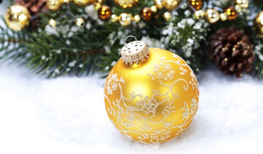 Красивый золотой елочный шар на Новый год 2020 