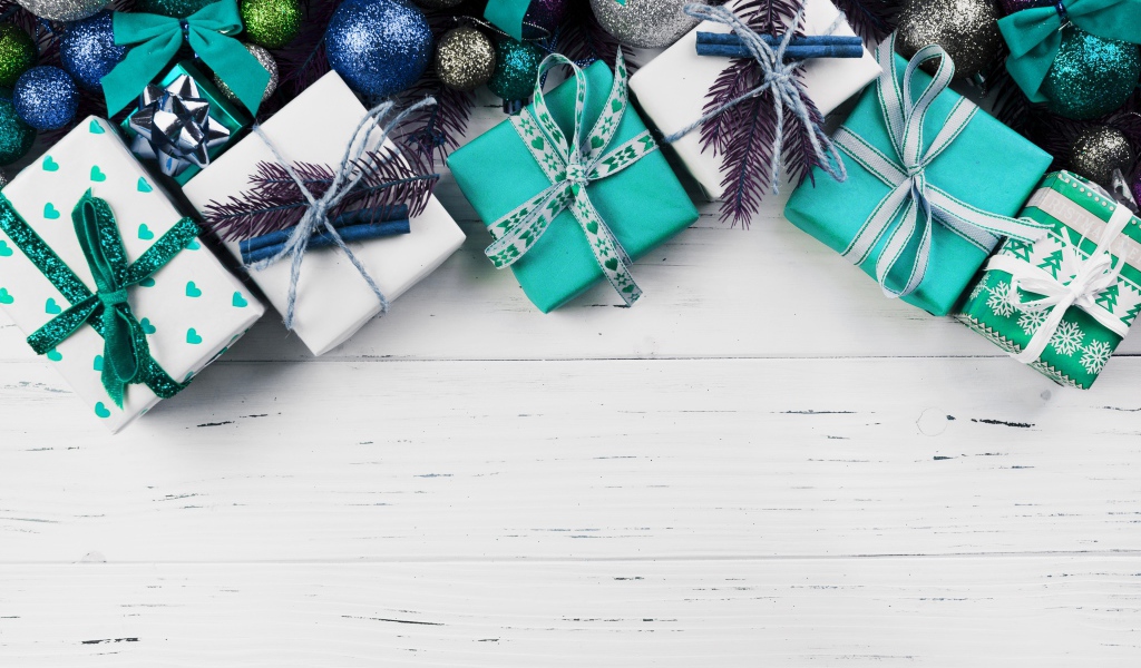 Подарки и елочные шарики на деревянном фоне, шаблон