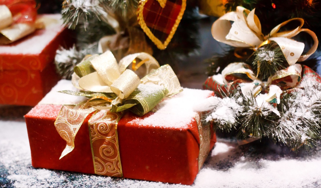 Подарки покрытые снегом на Новый год 2020 