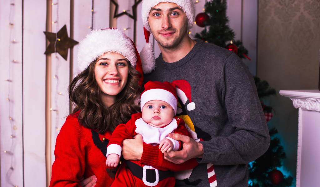 Счастливая семья в новогодних костюмах