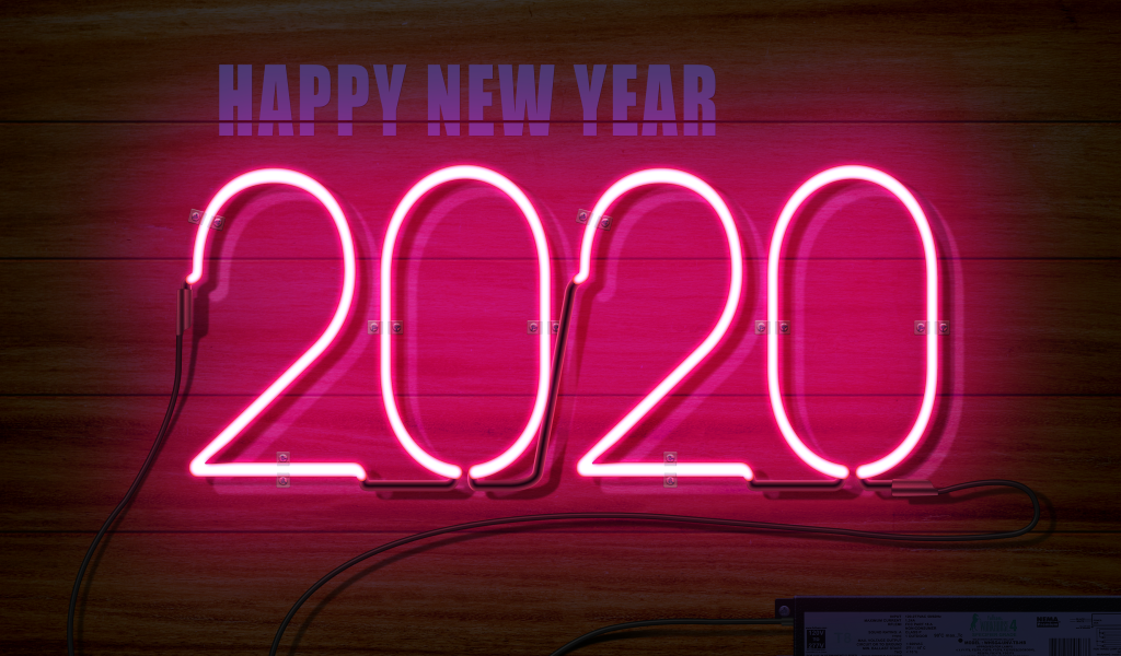 Надпись 2020 на деревянном фоне