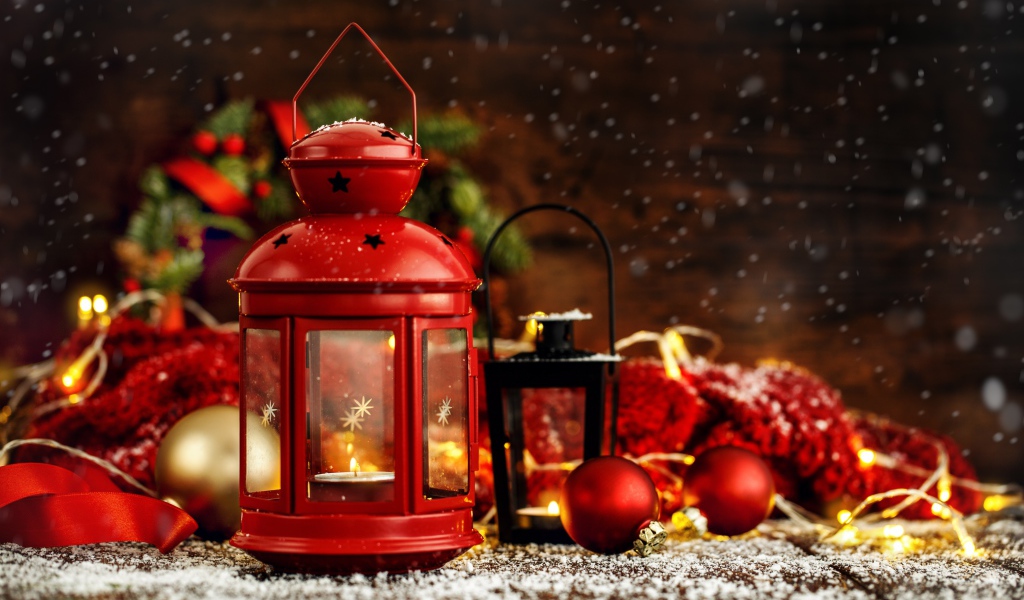 Большой красный фонарь с декором на столе на Новый год 2020 