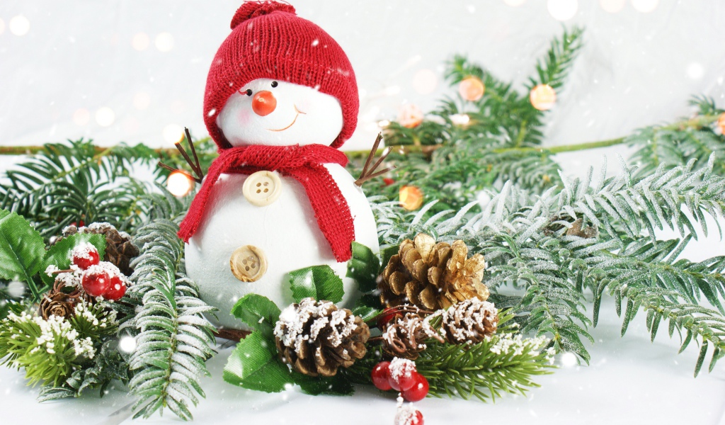 Маленький снеговик с еловыми ветками 