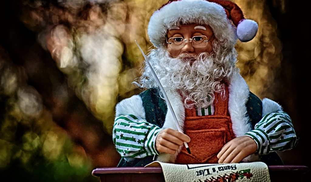 Игрушка Деда Мороза крупным планом