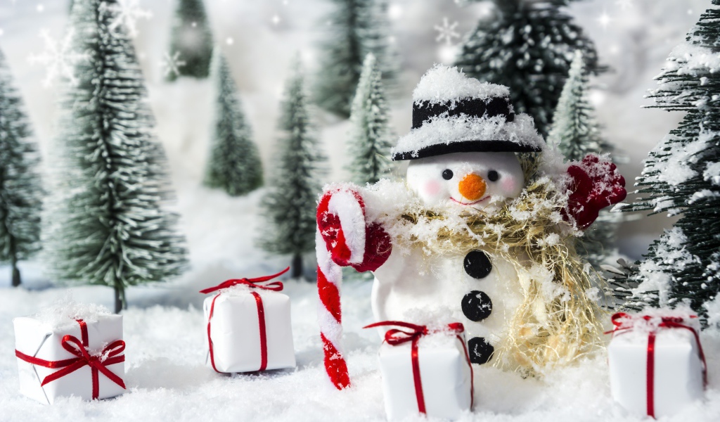 Снеговик с подарками и елками на снегу