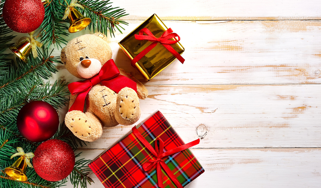 Медвежонок Тедди, подарки, елочная ветка с игрушками на Новый год 2020 