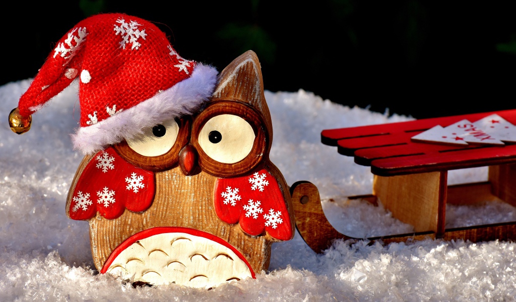 Деревянная фигурка совы в новогодней шапке на новый год 