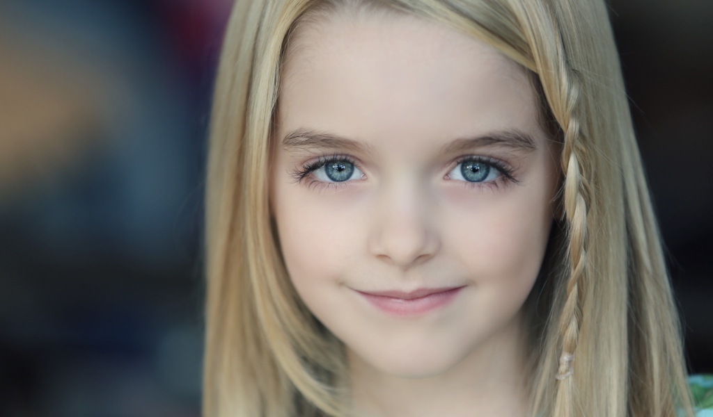 Девочка блондинка с красивыми серыми глазами