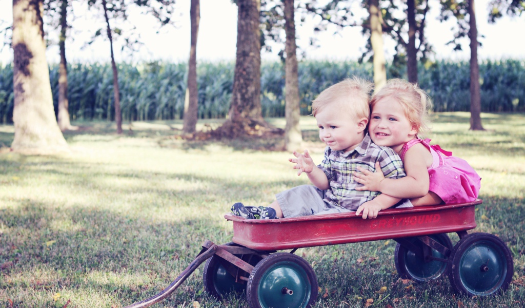 Мальчик и девочка сидят в тачке 