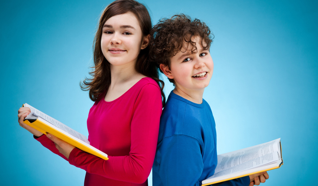 Мальчик и девочка с книгами на голубом фоне