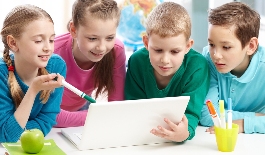 Дети в школе с ноутбуком