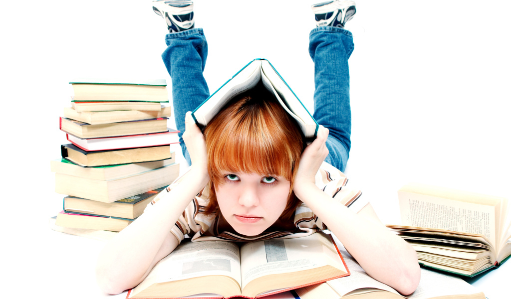 Девочка школьница с книгами на белом фоне