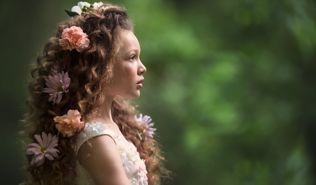 Девочка с красивыми длинными волосами с цветами
