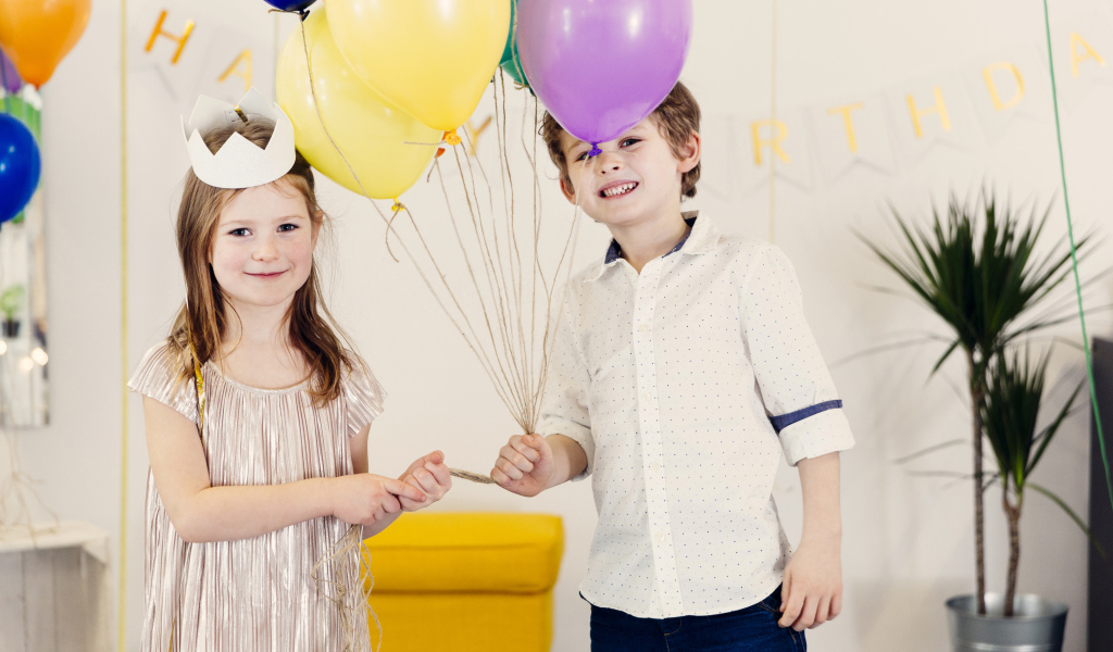 Маленькие мальчик и девочка отмечают день рождения 