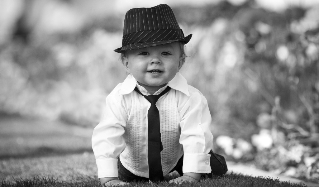 Маленький мальчик в шляпе черно -  белое фото 