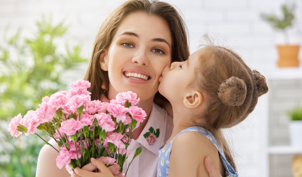 Маленькая девочка поздравляем маму с праздником