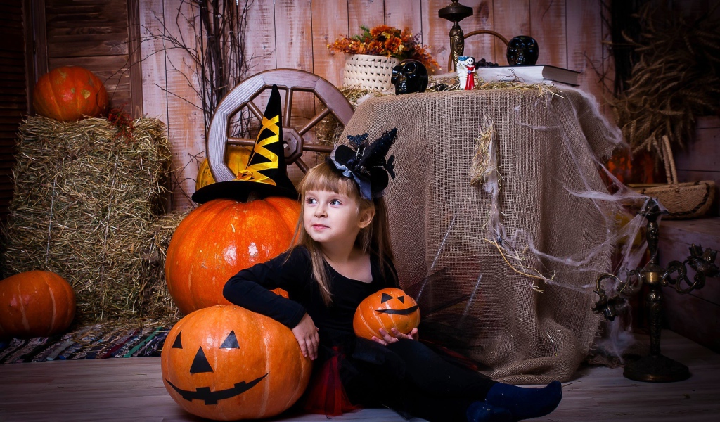 Маленькая девочка в костюме на Хэллоуин 