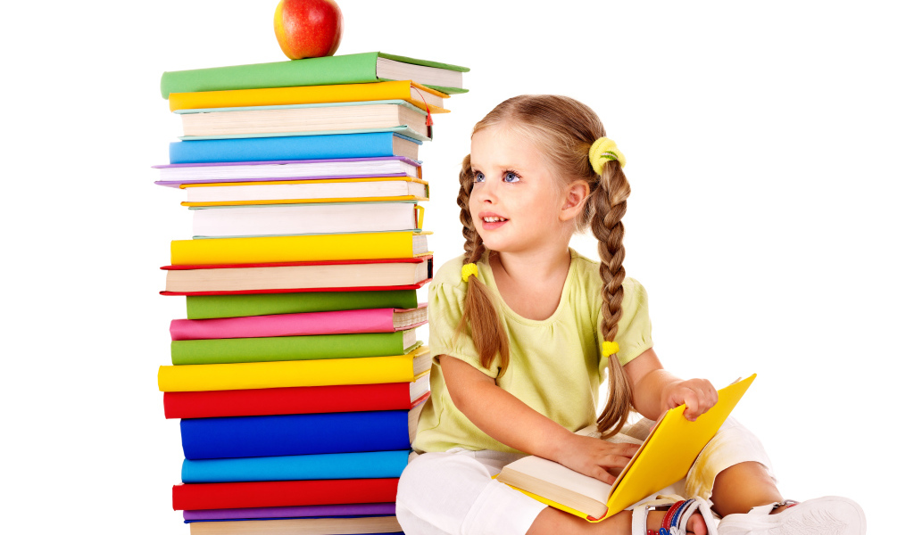 Маленькая девочка школьница с книгами на белом фоне