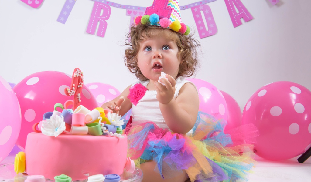 Маленькая девочка с тортом на день рождения 1 год