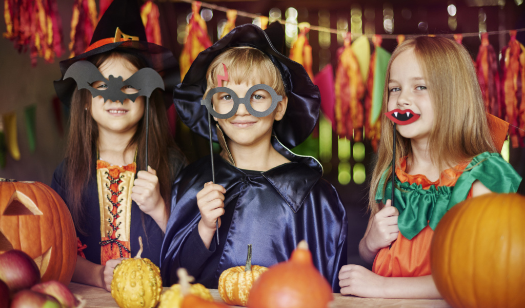 Маленькие дети в костюмах на Хэллоуин 