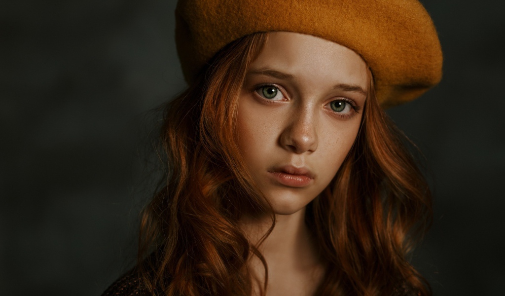 Грустная рыжеволосая зеленоглазая девочка в берете 