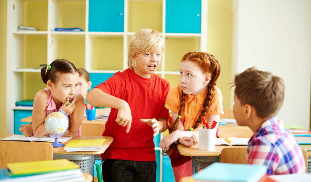 Школьники ведут беседу в классе
