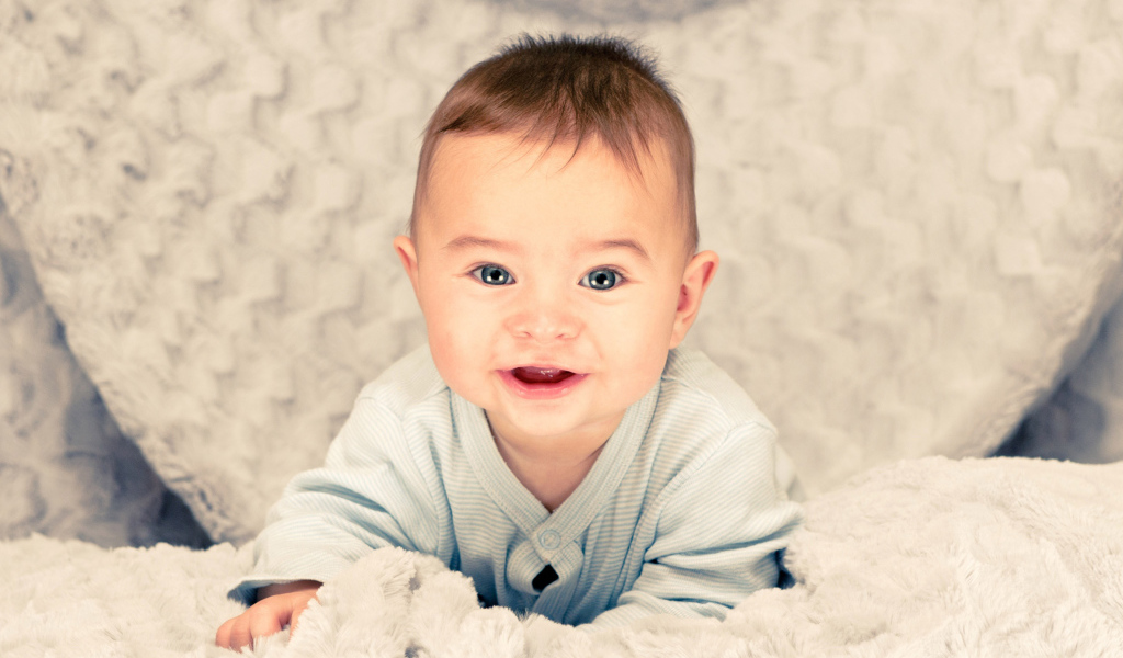 Улыбающийся голубоглазый маленький мальчик