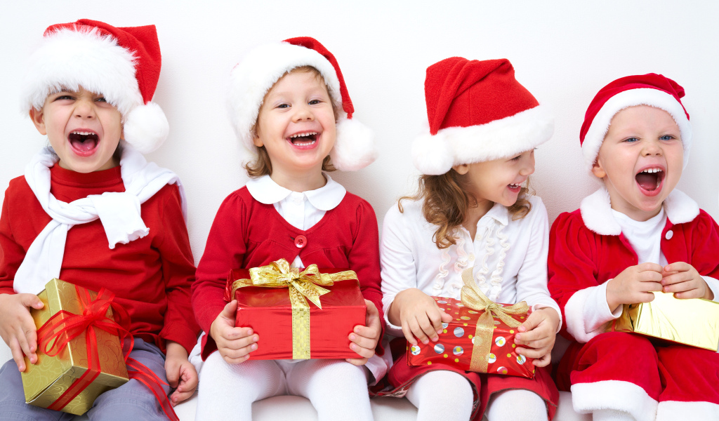 Улыбающиеся дети с подарками на новый год 