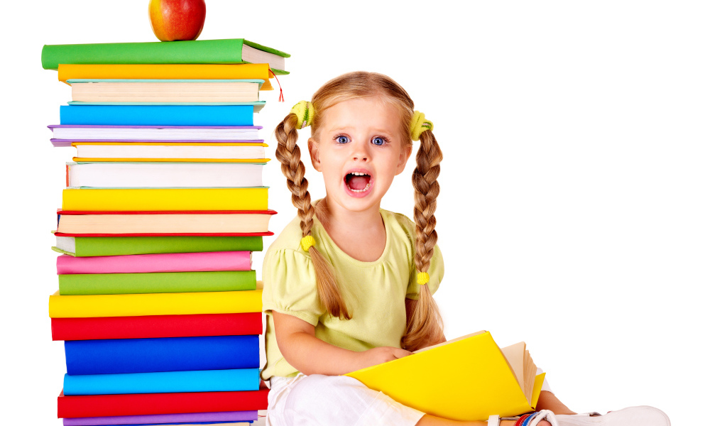  Удивленная маленькая девочка с книгами на белом фоне
