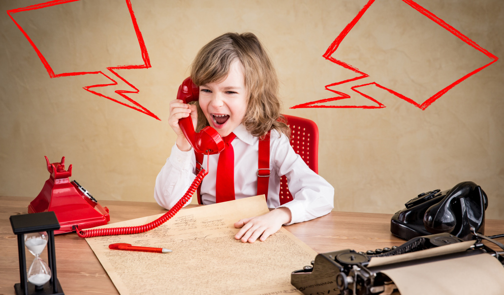 Девочка ведет переговоры по старому телефону