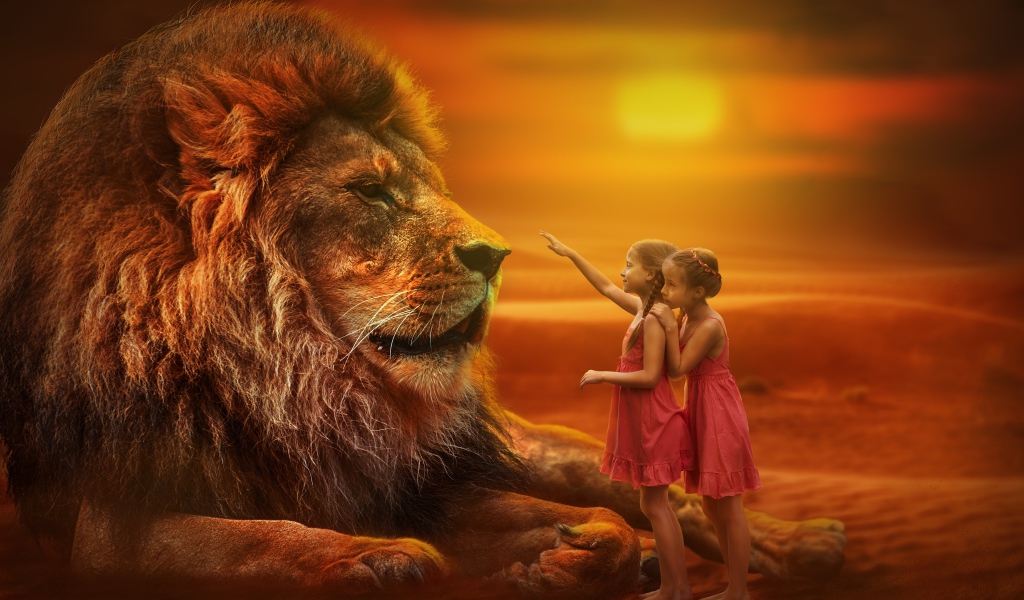 Две маленьких девочка тянут руку к большому льву
