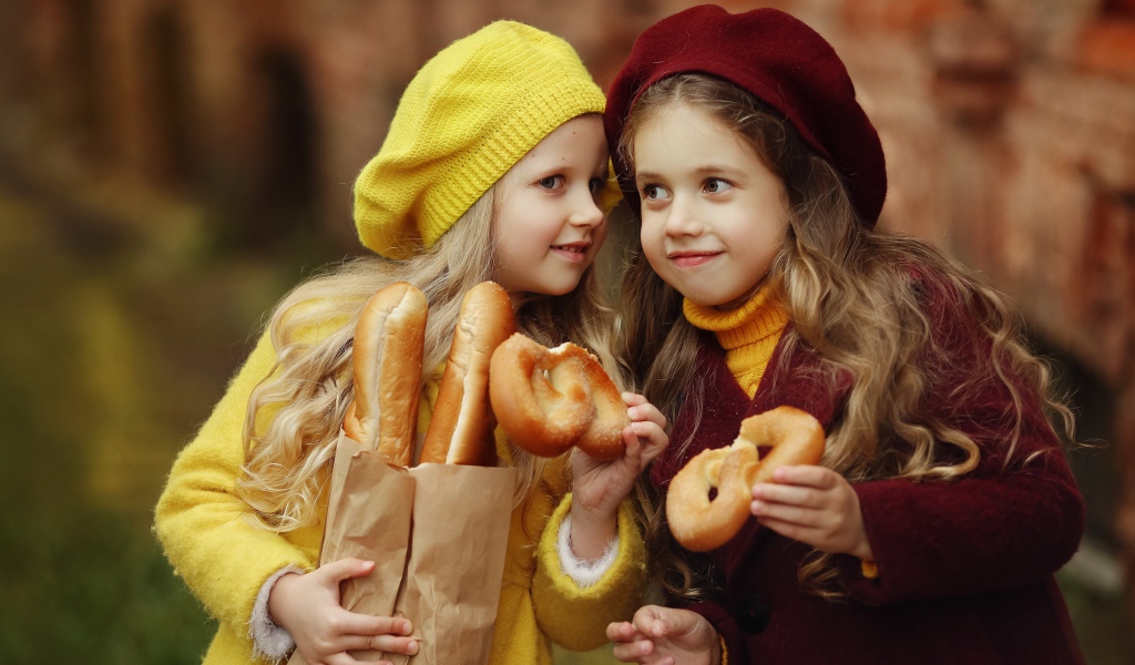 Две маленькие девочки с булочками 