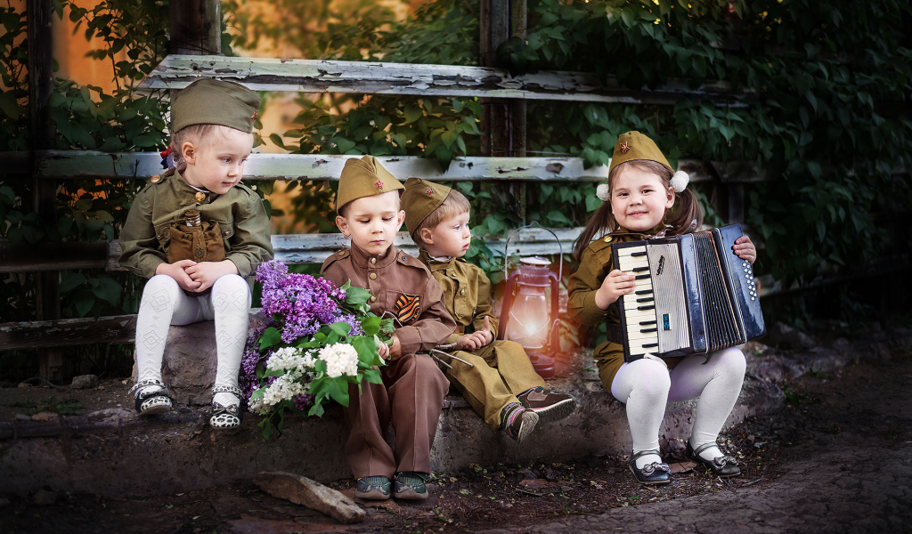 Маленькие дети в военной форме на 9 мая 