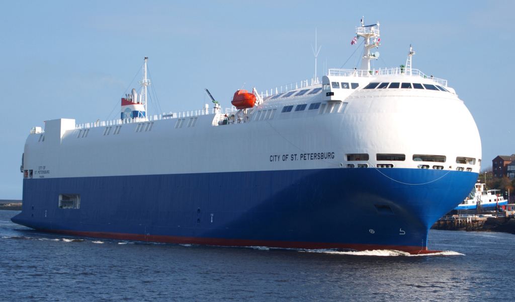 Теплоход-ролкер City of St. Petersburg  в море