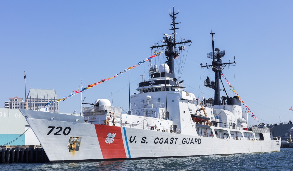 Судно береговой охраны Coast Guard  в море