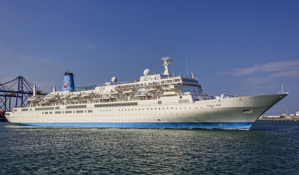 Большое круизное судно MS Marella Spirit в воде