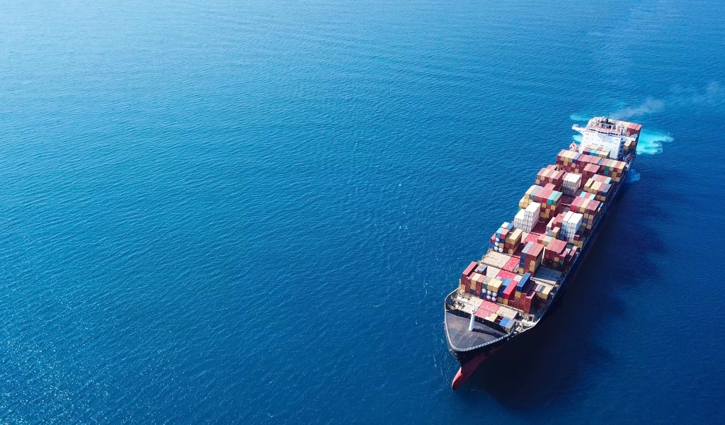 Большое грузовое судно с контейнерами в море 