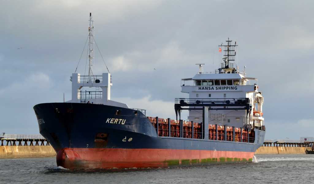 Большой контейнеровоз Kertu в плаванье