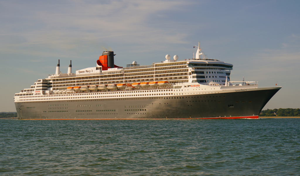 Большой океанский лайнер Queen Mary 2 в воде