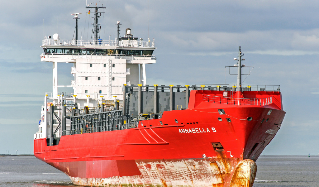 Большой красный контейнеровоз Annabella S на фоне