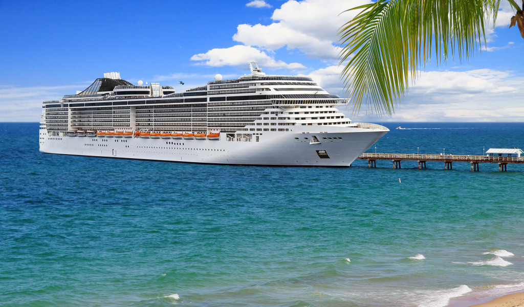 Большой белый круизный лайнер у причала на тропическом пляже