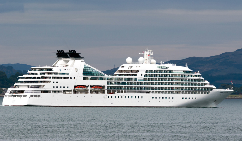 Роскошный белый круизный лайнер MV Seabourn Quest